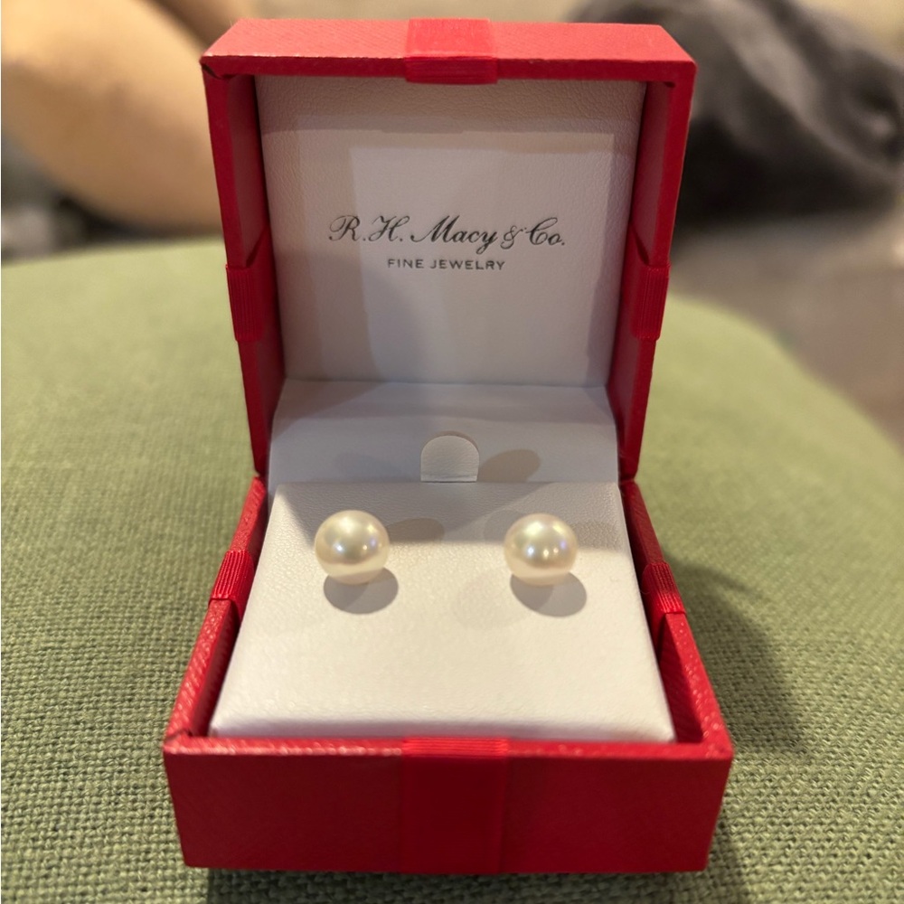 NWT Pearl stud earrings